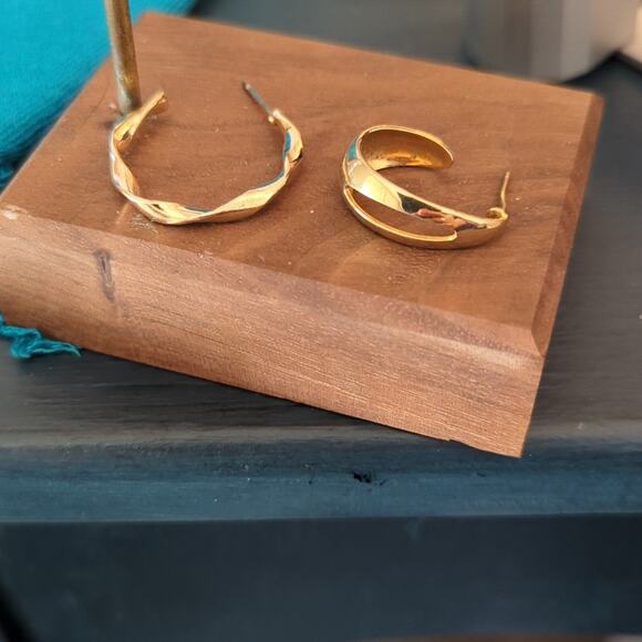 Two Pair Gold Tone Half Hoop Earrings One Twisted & One Split Middle Hoop - Picture 4 of 6